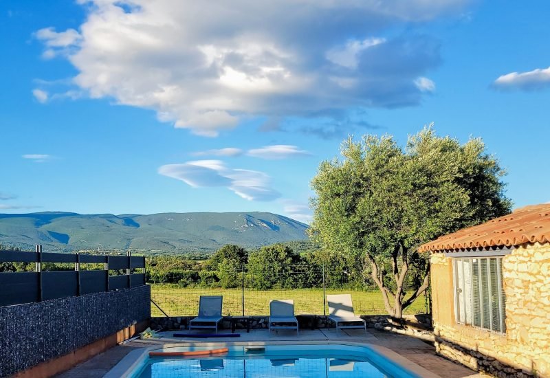 VUE DE LA PISCINE GITE LUBERON