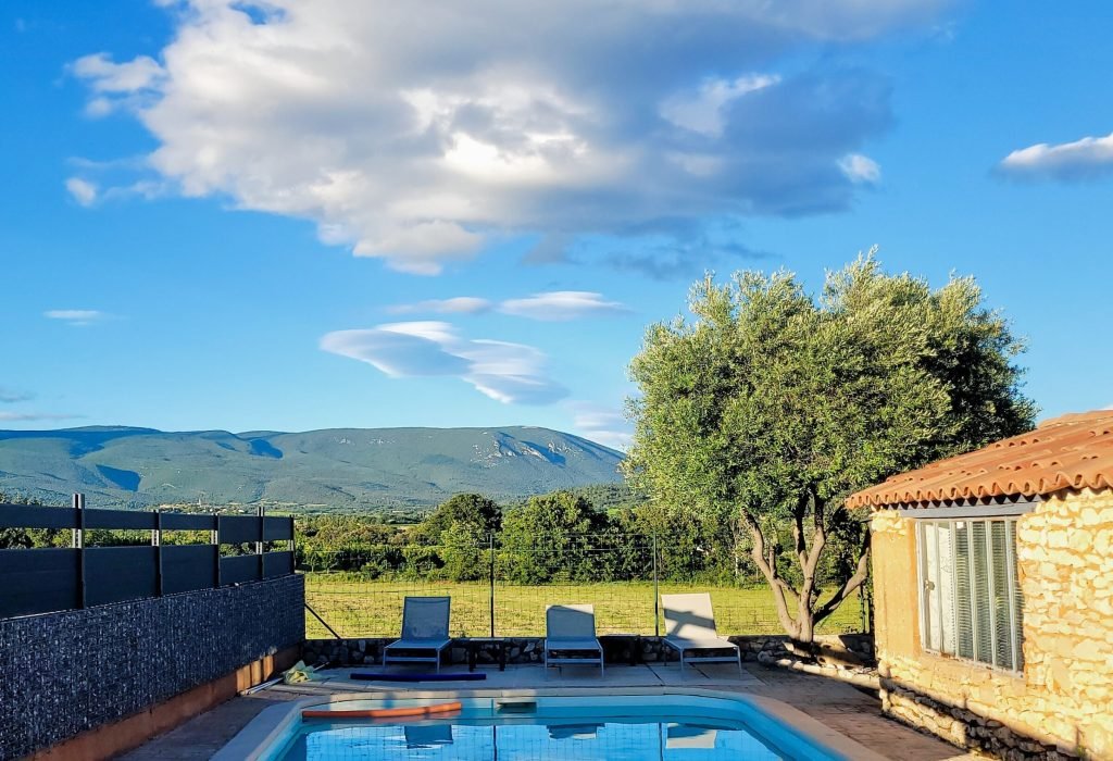 VUE DE LA PISCINE GITE LUBERON