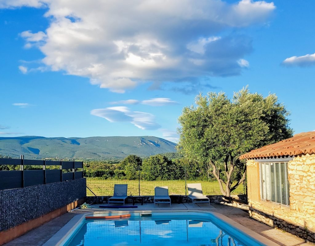 VUE DE LA PISCINE GITE LUBERON