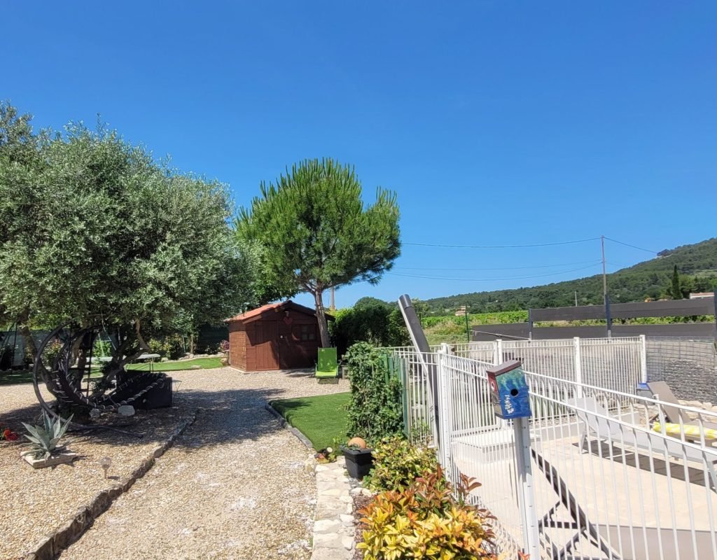 gite jardin vue sur colline Perréal